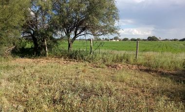 Terreno a pie de carretera, con uso de suelo habitacional