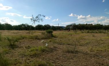 Terreno a pie de carretera, con uso de suelo habitacional
