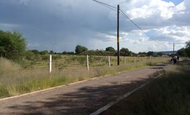 Terreno a pie de carretera, con uso de suelo habitacional