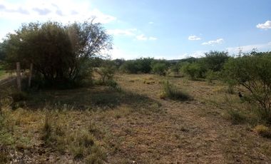 Terreno a pie de carretera, con uso de suelo habitacional