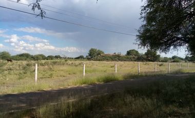 Terreno a pie de carretera, con uso de suelo habitacional