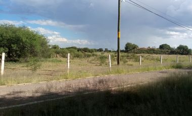 Terreno a pie de carretera, con uso de suelo habitacional
