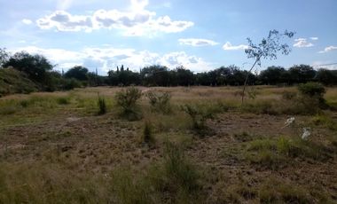 Terreno a pie de carretera, con uso de suelo habitacional
