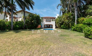 Casa con amplio Jardin y Muelle en Isla Dorada, Cancun