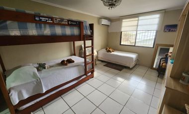 Lomas de Urdesa, Venta de Excelente Departamento 5 dormitorios amoblado con Vista a la ciudad y areas sociales