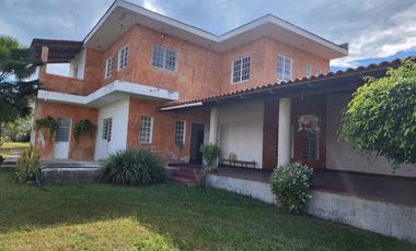 Casa campestre cerca de la laguna en Cajititlan.