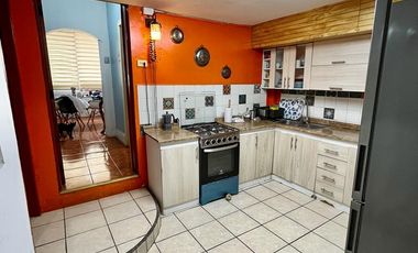 Casa de 4 dormitorios, 2 baños, estacionamiento