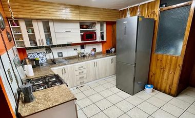 Casa de 4 dormitorios, 2 baños, estacionamiento