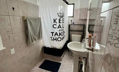 Casa de 4 dormitorios, 2 baños, estacionamiento