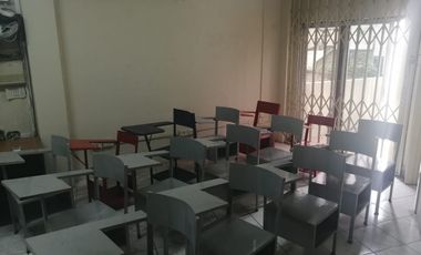 Alquilo casa esquinera con uso de suelo comercial en Urdenor 2 (J Luna)
