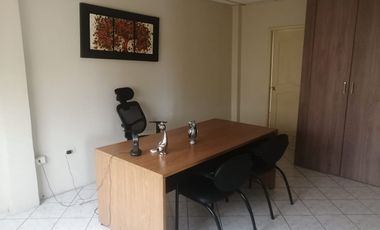 Alquilo casa esquinera con uso de suelo comercial en Urdenor 2 (J Luna)