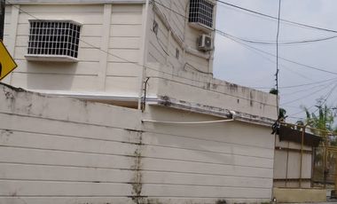 Alquilo casa esquinera con uso de suelo comercial en Urdenor 2 (J Luna)