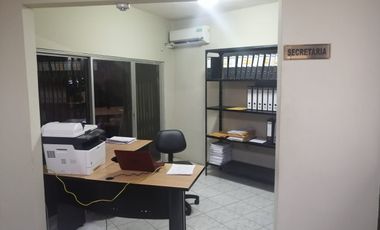 Alquilo casa esquinera con uso de suelo comercial en Urdenor 2 (J Luna)