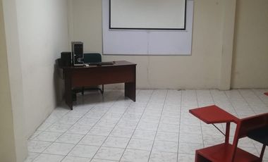 Alquilo casa esquinera con uso de suelo comercial en Urdenor 2 (J Luna)