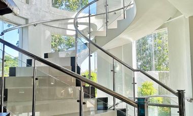 Income Generating Luxury and Spacioius Villa/H&L for Sale in Tagaytay City!