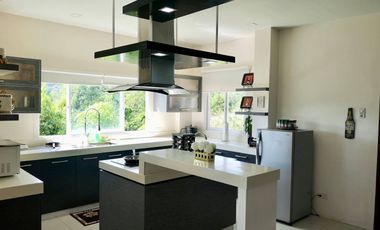 Income Generating Luxury and Spacioius Villa/H&L for Sale in Tagaytay City!