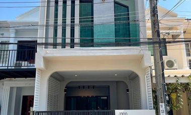 Cheaper than buying a condo!!! Selling a 2-story townhouse, fully renovated, Sukhumvit 50 - near BTS On Nut.