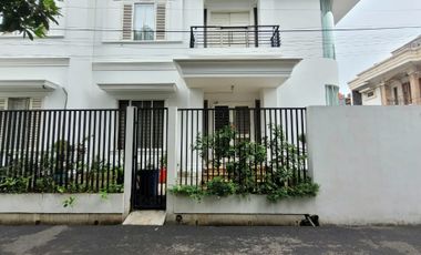 Rumah siap huni full furnish strategis dalam komplek di Tomang Jakarta Barat