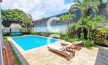 Casa en Venta en Cancun en SM 43 con Enorme Alberca y 3 Recamaras
