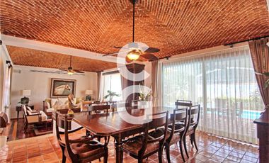 Casa en Venta en Cancun en SM 43 con Enorme Alberca y 3 Recamaras
