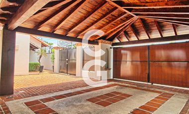 Casa en Venta en Cancun en SM 43 con Enorme Alberca y 3 Recamaras