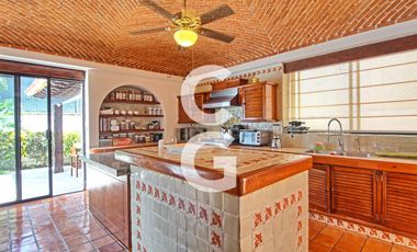 Casa en Venta en Cancun en SM 43 con Enorme Alberca y 3 Recamaras