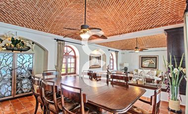 Casa en Venta en Cancun en SM 43 con Enorme Alberca y 3 Recamaras