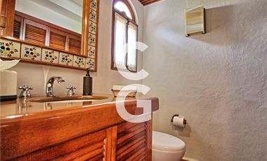 Casa en Venta en Cancun en SM 43 con Enorme Alberca y 3 Recamaras