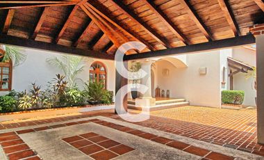 Casa en Venta en Cancun en SM 43 con Enorme Alberca y 3 Recamaras