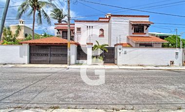 Casa en Venta en Cancun en SM 43 con Enorme Alberca y 3 Recamaras