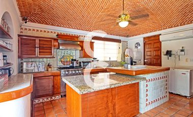 Casa en Venta en Cancun en SM 43 con Enorme Alberca y 3 Recamaras