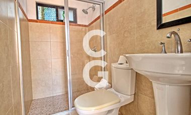 Casa en Venta en Cancun en SM 43 con Enorme Alberca y 3 Recamaras