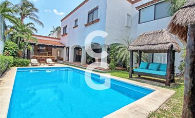 Casa en Venta en Cancun en SM 43 con Enorme Alberca y 3 Recamaras