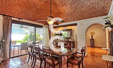 Casa en Venta en Cancun en SM 43 con Enorme Alberca y 3 Recamaras