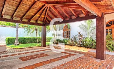 Casa en Venta en Cancun en SM 43 con Enorme Alberca y 3 Recamaras