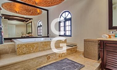 Casa en Venta en Cancun en SM 43 con Enorme Alberca y 3 Recamaras