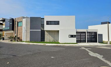 Casa con Alberca, a 1 Cuadra del Mar y ubicada en el Fraccionamiento #LomasdelSol HERMOSA Y MODERNA