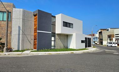 Casa con Alberca, a 1 Cuadra del Mar y ubicada en el Fraccionamiento #LomasdelSol HERMOSA Y MODERNA