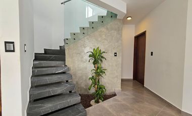 Casa con Alberca, a 1 Cuadra del Mar y ubicada en el Fraccionamiento #LomasdelSol HERMOSA Y MODERNA