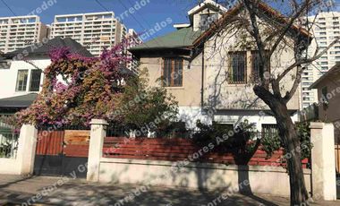 SE VENDE HERMOSA CASA ÑUÑOA