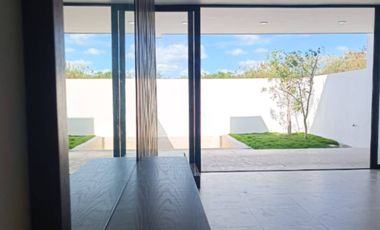 Casa con alberca privada, terraza techada, cochera para dos autos, venta, Xcanatun, Merida, Yucatan.