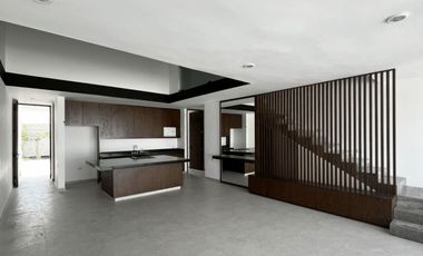 Casa con alberca privada, terraza techada, cochera para dos autos, venta, Xcanatun, Merida, Yucatan.
