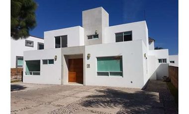 Rento casa en Vista Real Querétaro con recámara en planta baja en Querétaro