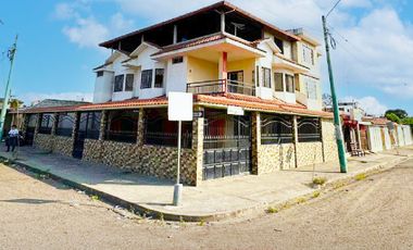 EN VENTA: amplia casa esquinera en sector Parque Lineal, Machala