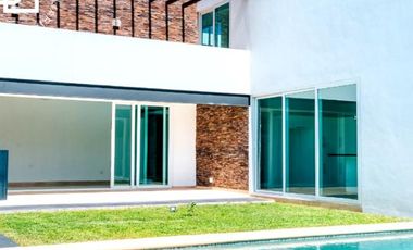 Moderna casa en venta equipada al norte de Mérida con acabados de lujo