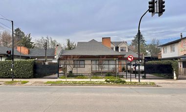 Se vende casa en plena Av. España, frente a Alianza Francesa, Curicó. 5 piezas 3 baños piscina