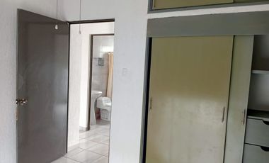 Casa con terreno excedente en clúster con alberca y vigilancia en Fracc. Lagos de Puente Moreno. Climatizada