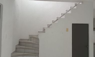 Casa con terreno excedente en clúster con alberca y vigilancia en Fracc. Lagos de Puente Moreno. Climatizada