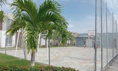 Casa con terreno excedente en clúster con alberca y vigilancia en Fracc. Lagos de Puente Moreno. Climatizada