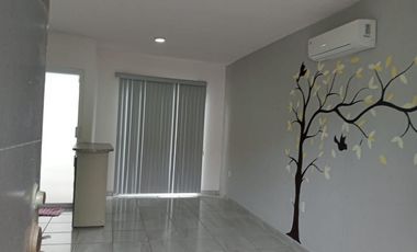 Casa con terreno excedente en clúster con alberca y vigilancia en Fracc. Lagos de Puente Moreno. Climatizada